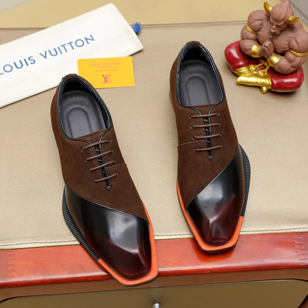 Men's shoes 💰620 💰 Louis Vuitton LV ® Autumn and Winter 🆕 models 🔛Full shoe counter First layer cowhide, 🐂leather lined casual shoes for men, super soft outsole, essential for driving. Counter synchronized original first layer cowhide completely 1:1 mold customization 🌹Top version, 2 colors available! Number: 38-45 (37.46. Customized)